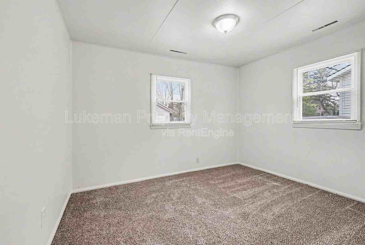 2321 Hazel Ave - Photo 4 of 15