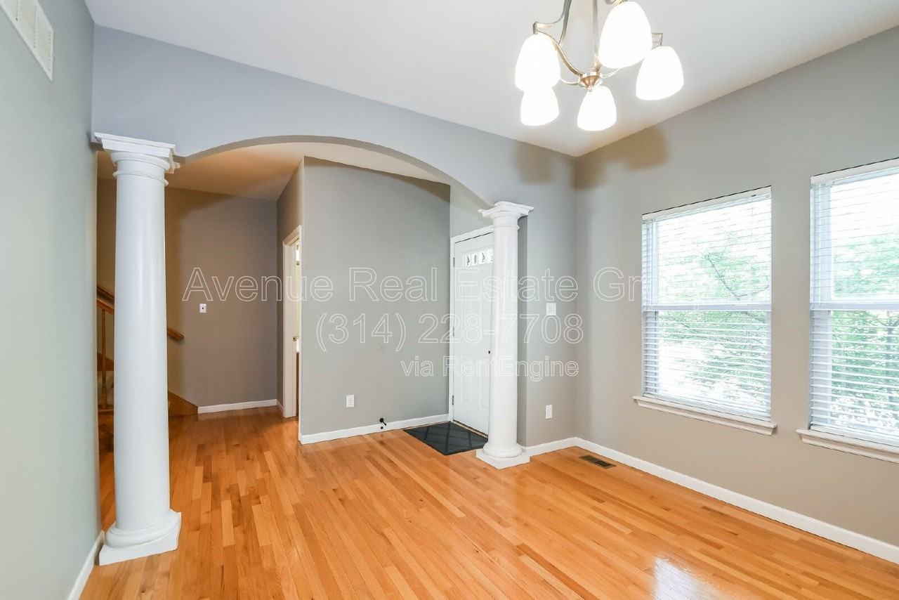 404 N Sarah St - Photo 3 of 19