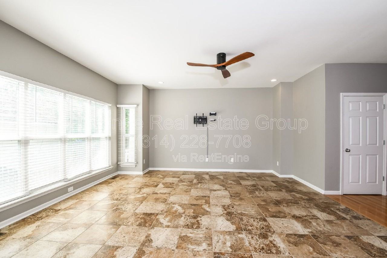 404 N Sarah St - Photo 5 of 19