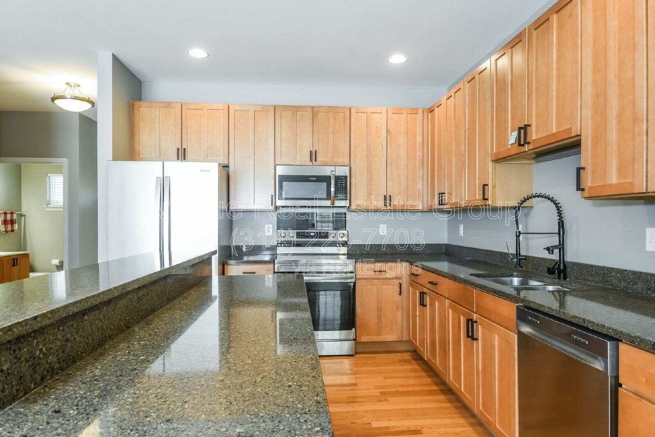 404 N Sarah St - Photo 6 of 19