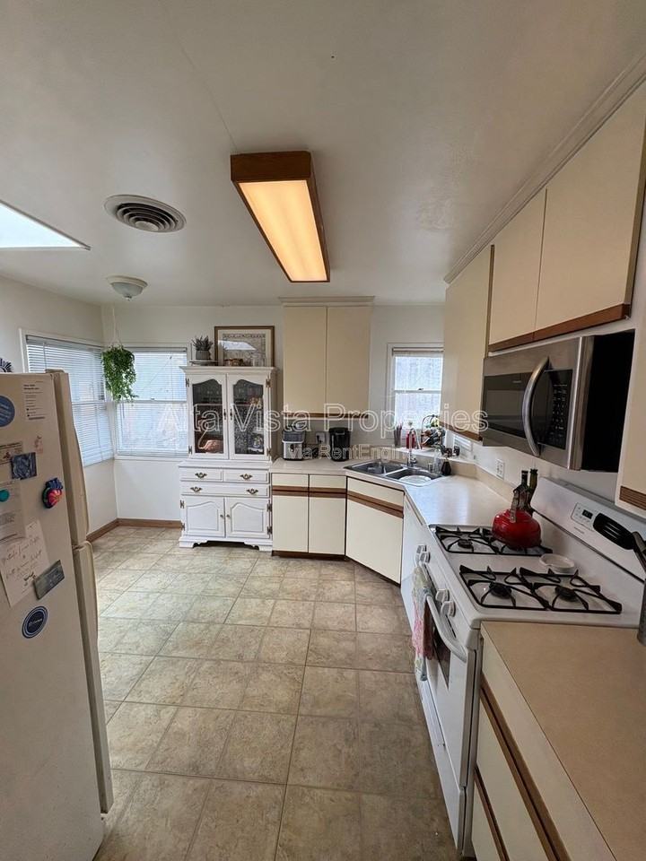 1761 Thomas Ave - Photo 3 of 19