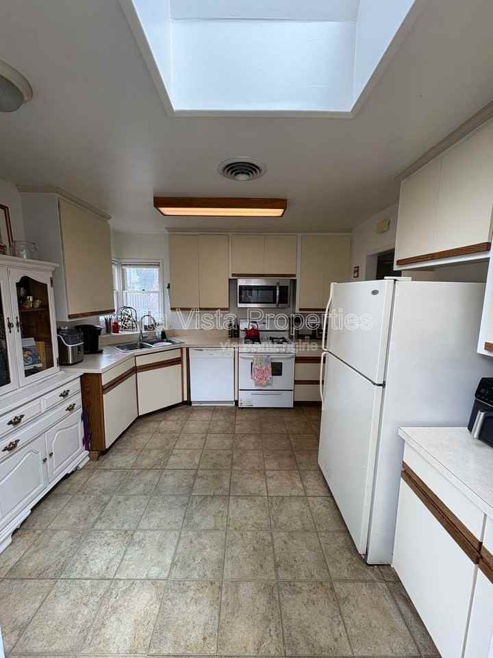 1761 Thomas Ave - Photo 4 of 19