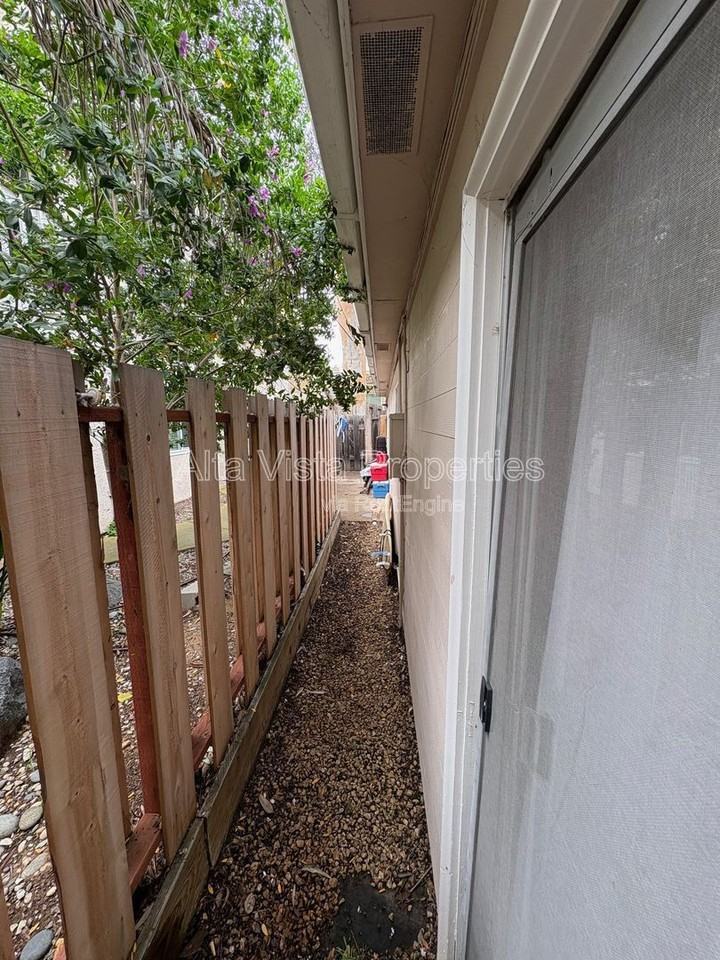 1761 Thomas Ave - Photo 5 of 19