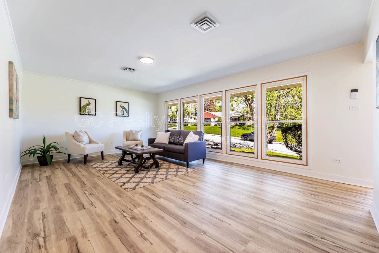 111 Nashua St - Photo 3 of 21