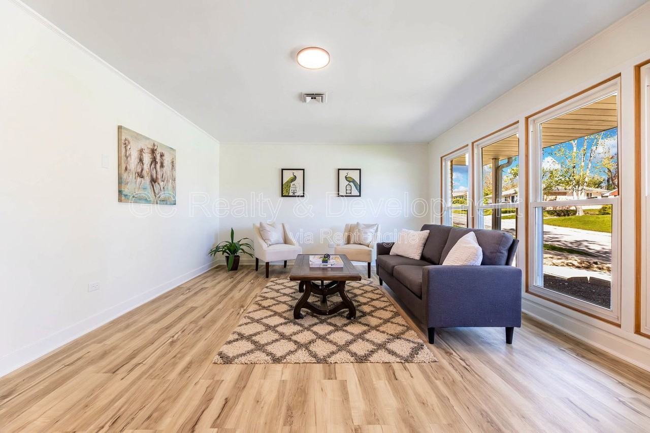 111 Nashua St - Photo 4 of 21