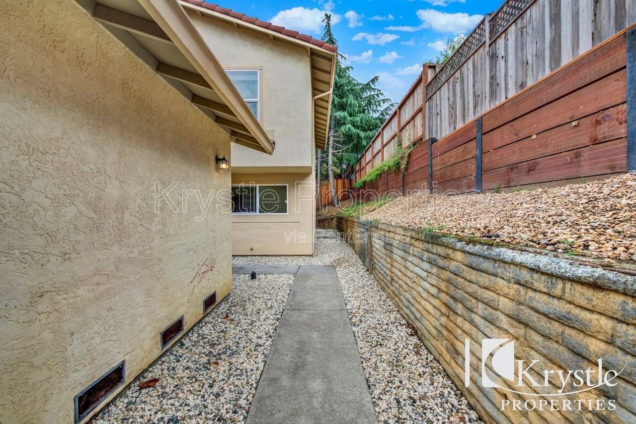 407 Jordan St - Photo 5 of 26