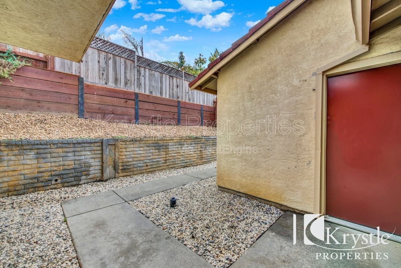 407 Jordan St - Photo 6 of 26