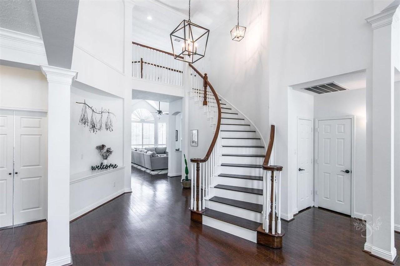 2211 Merrill Hills Cir - Photo 2 of 26