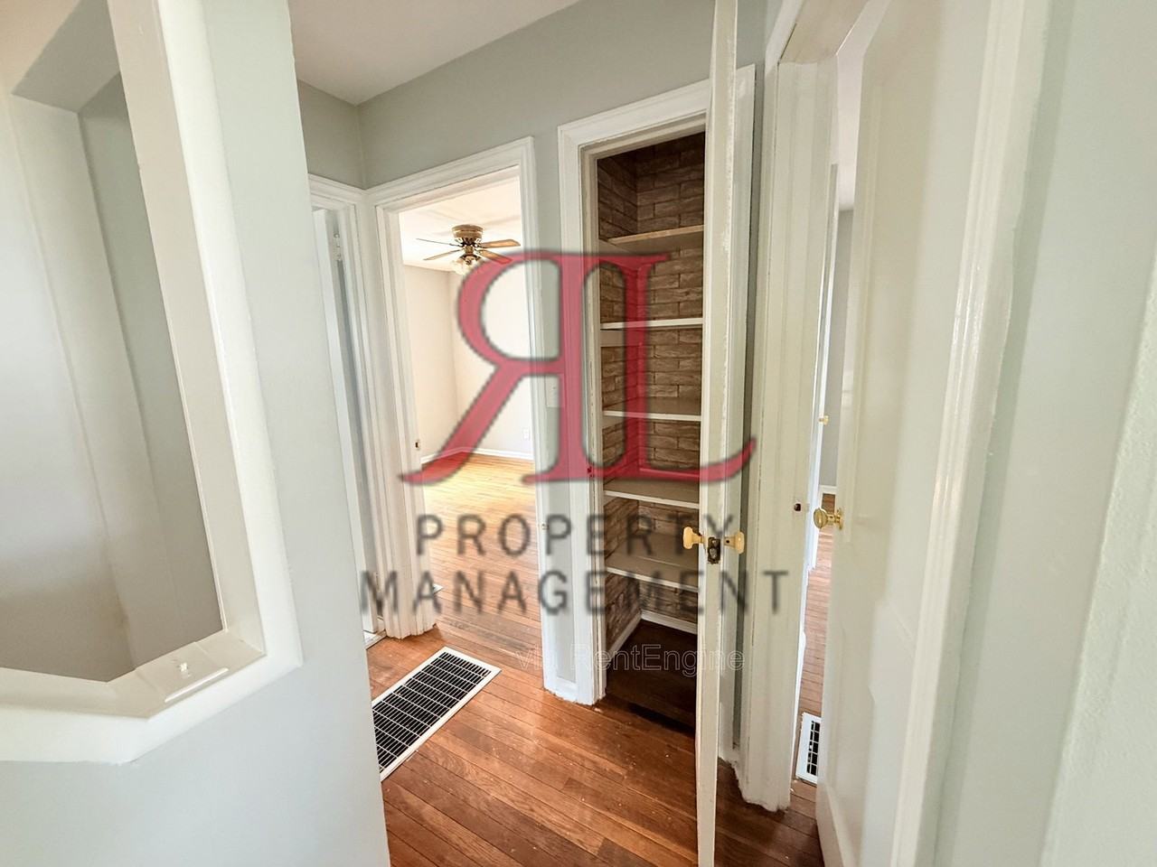 1011 Mohican Ave - Photo 4 of 16