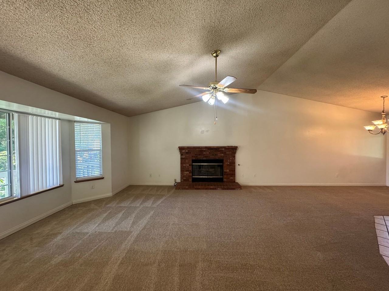 2609 Violet Ct - Photo 3 of 10