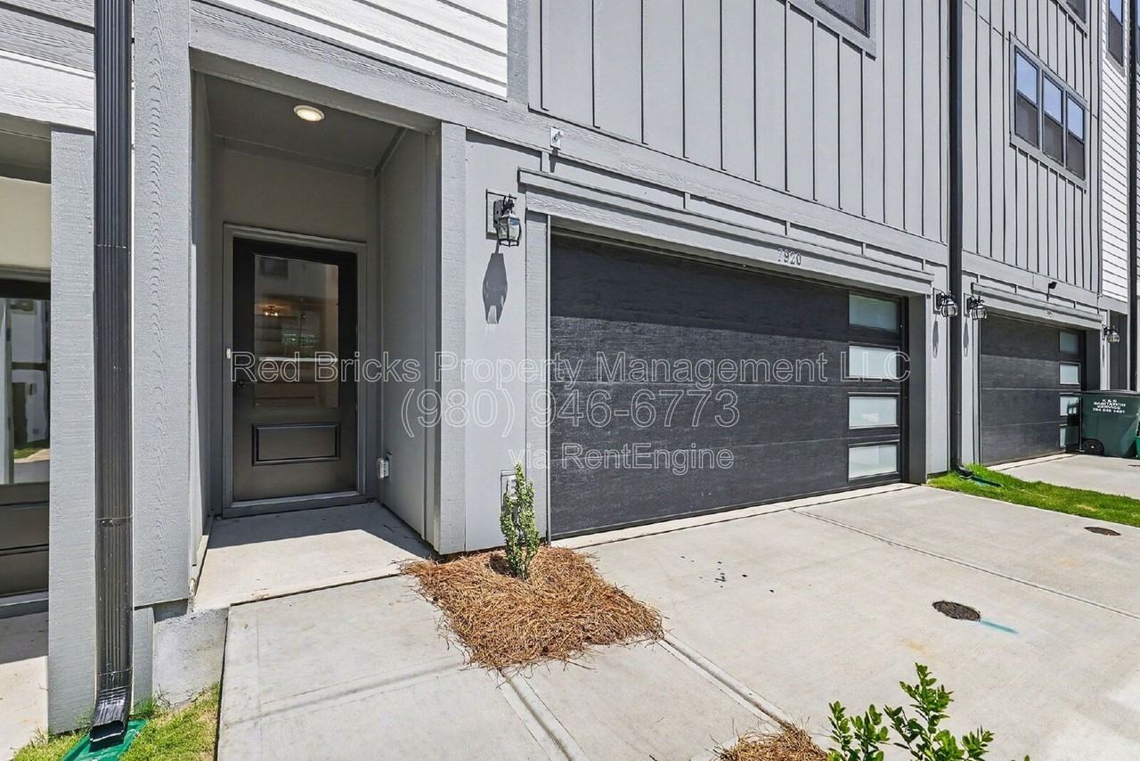 7920 Sansom Cir - Photo 3 of 29