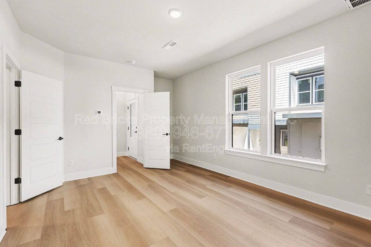 7920 Sansom Cir - Photo 4 of 29