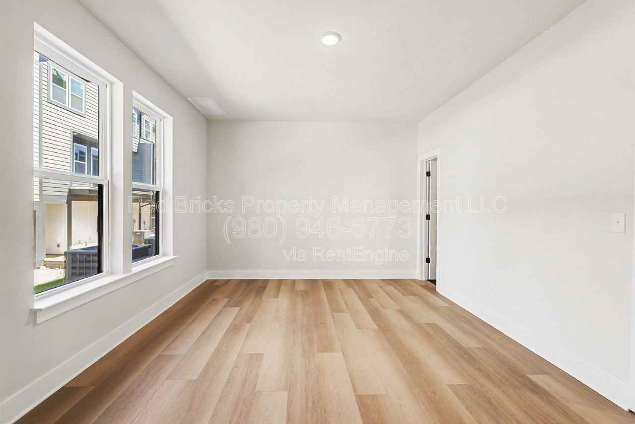 7920 Sansom Cir - Photo 5 of 29