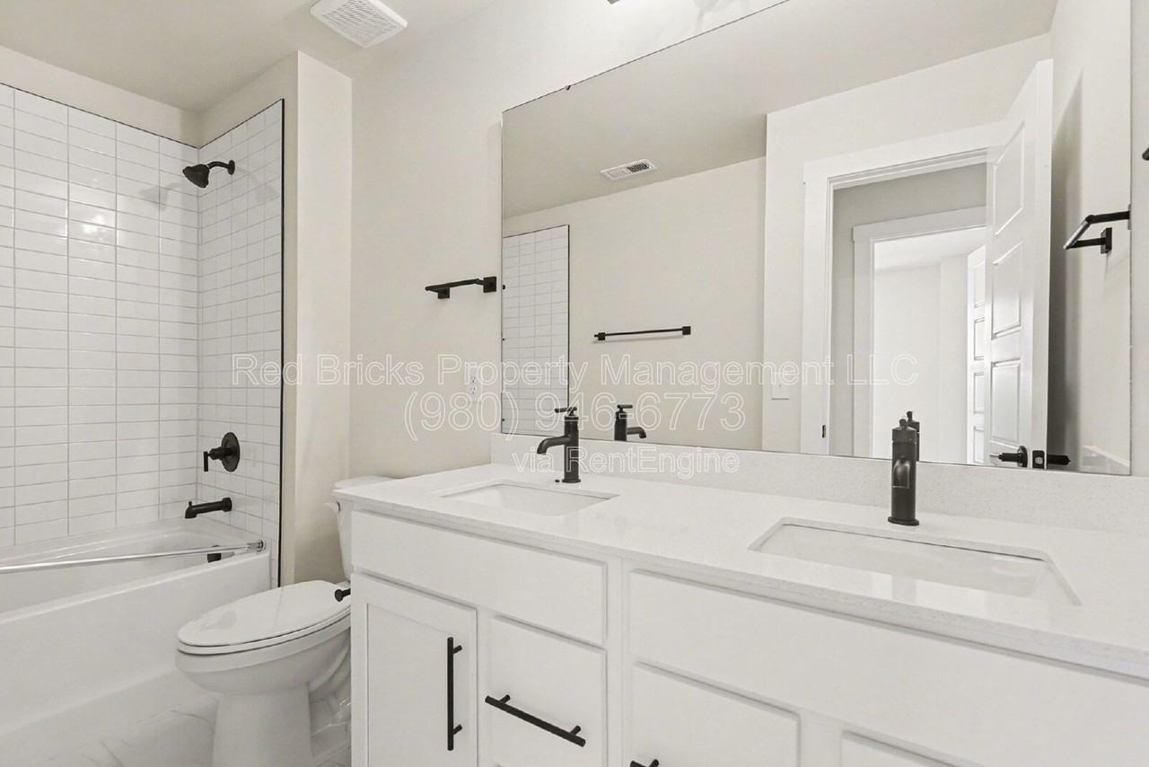 7920 Sansom Cir - Photo 6 of 29