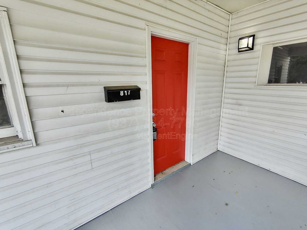 817 S Main St - Photo 2 of 11
