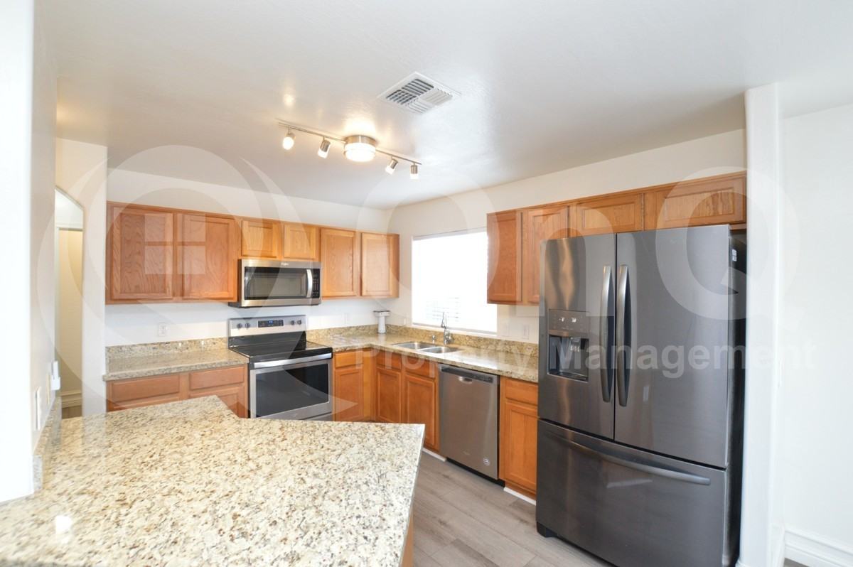 8830 W Coronado Dr - Photo 3 of 23
