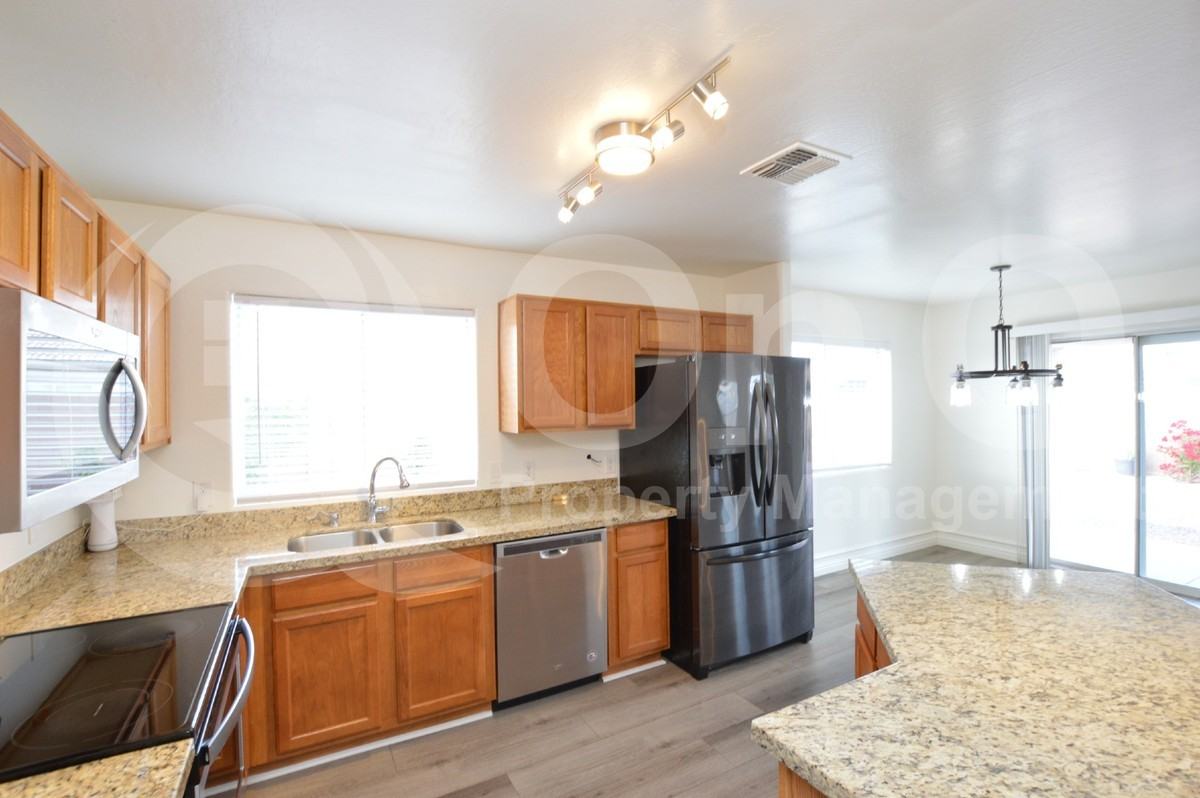 8830 W Coronado Dr - Photo 4 of 23