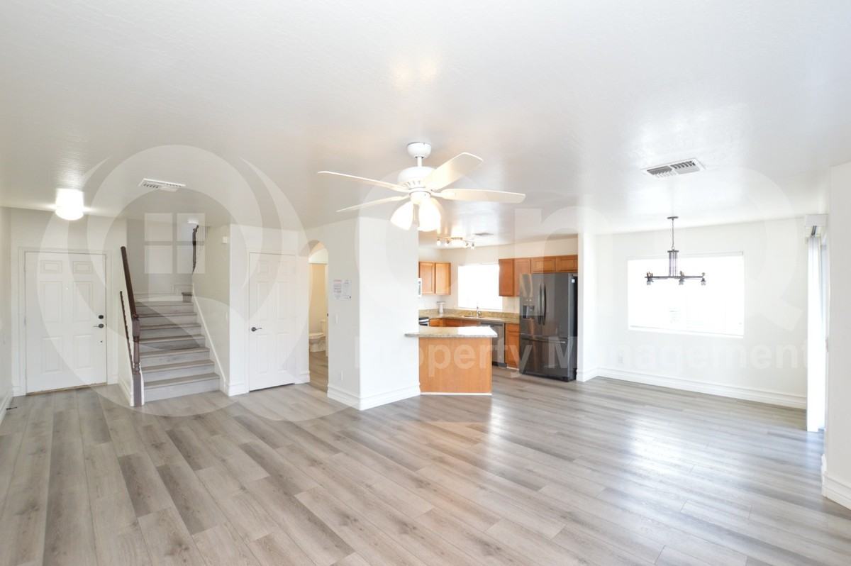 8830 W Coronado Dr - Photo 6 of 23