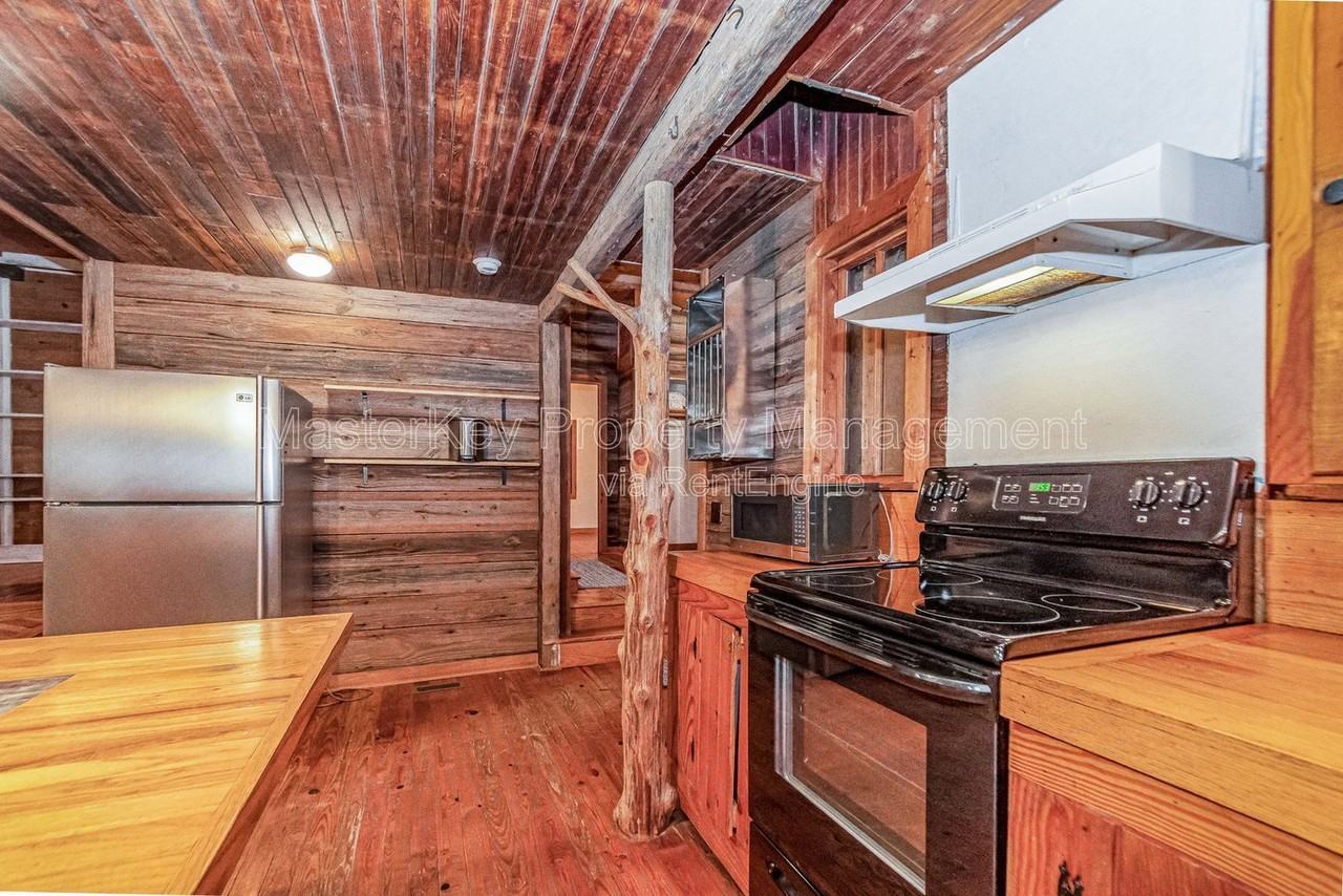 380 Hatley Rd - Photo 4 of 33