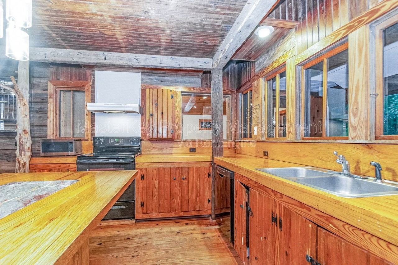 380 Hatley Rd - Photo 6 of 33