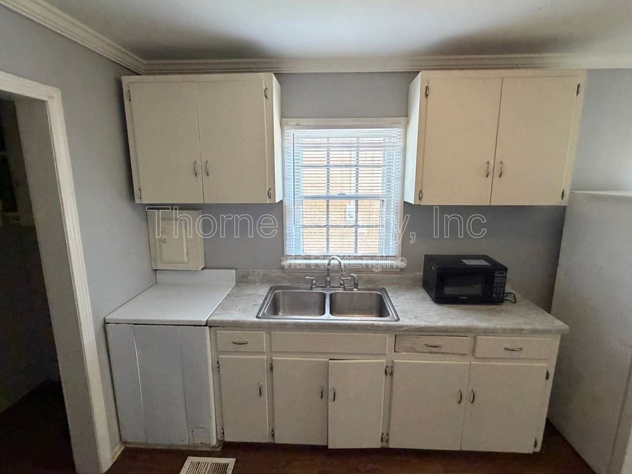 1416 Rosewood Ave - Photo 4 of 14