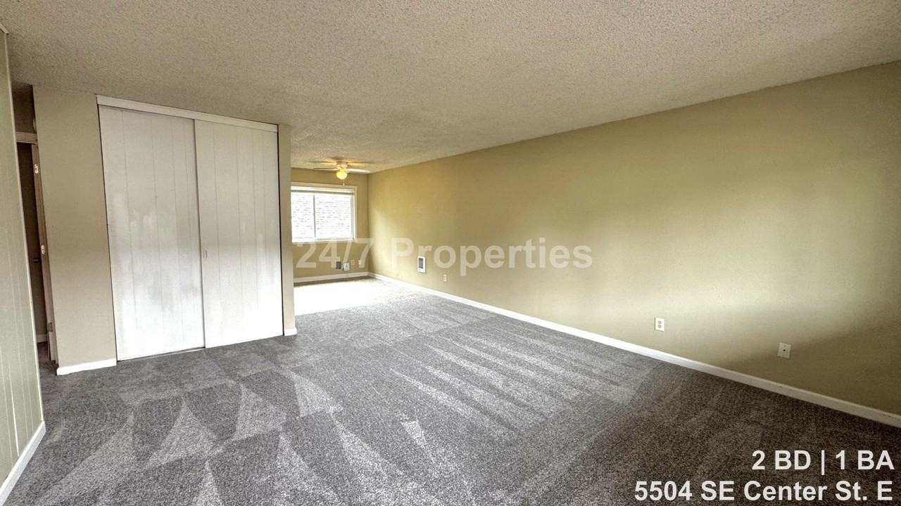5504 Se Center St #E - Photo 2 of 12