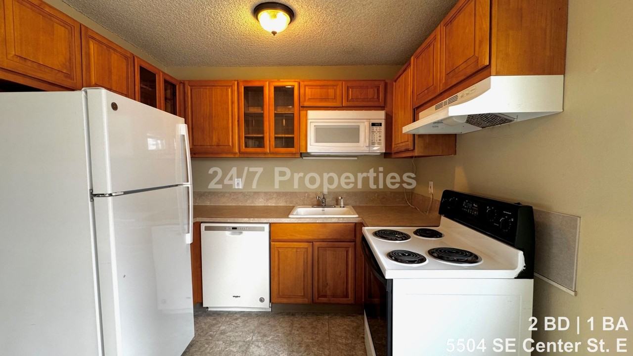 5504 Se Center St #E - Photo 6 of 12