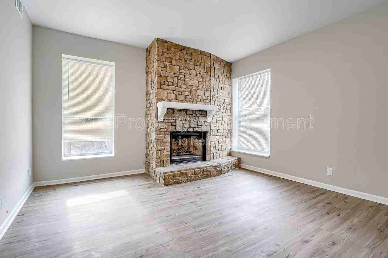 301 Benton Blvd #3 - Photo 3 of 22