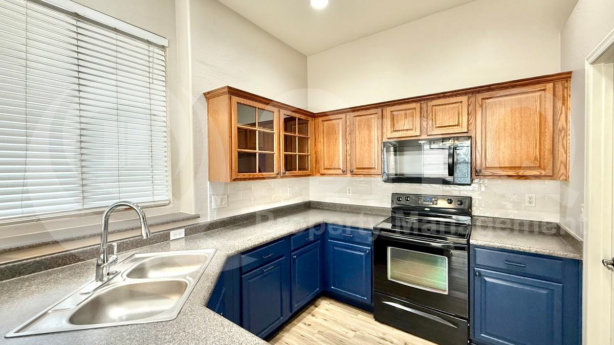 1154 W Oak Tree Ln - Photo 5 of 19