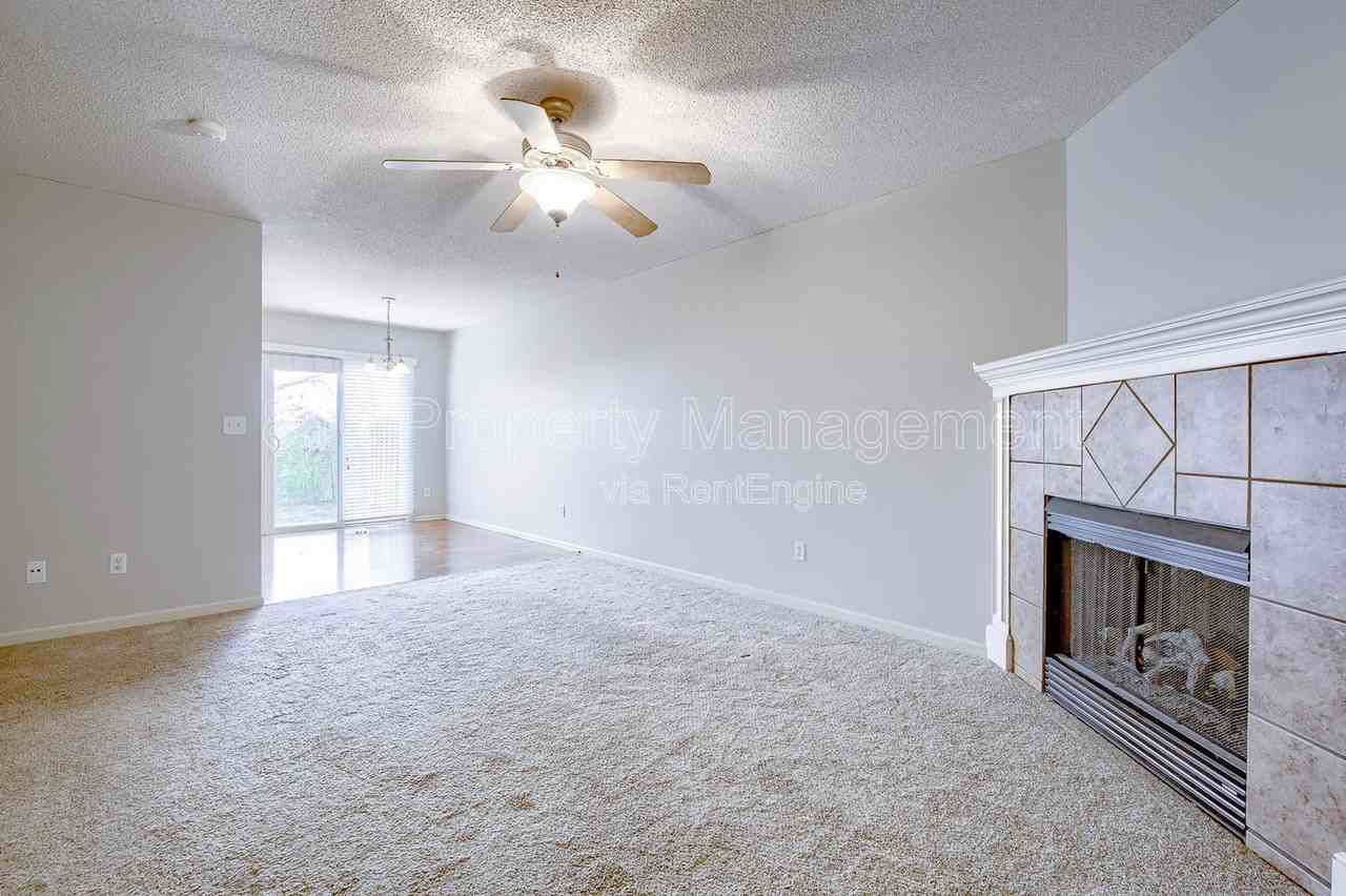 5526 N Broadway St - Photo 4 of 24
