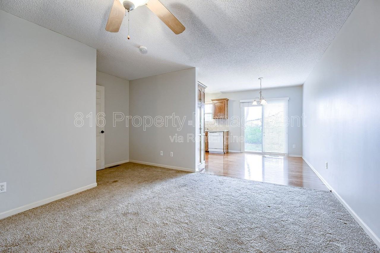 5526 N Broadway St - Photo 5 of 24