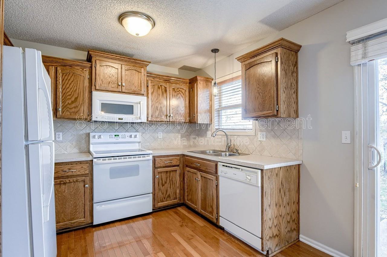 5526 N Broadway St - Photo 7 of 24