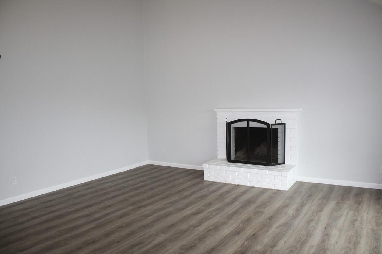 15931 Rochester St - Photo 3 of 19