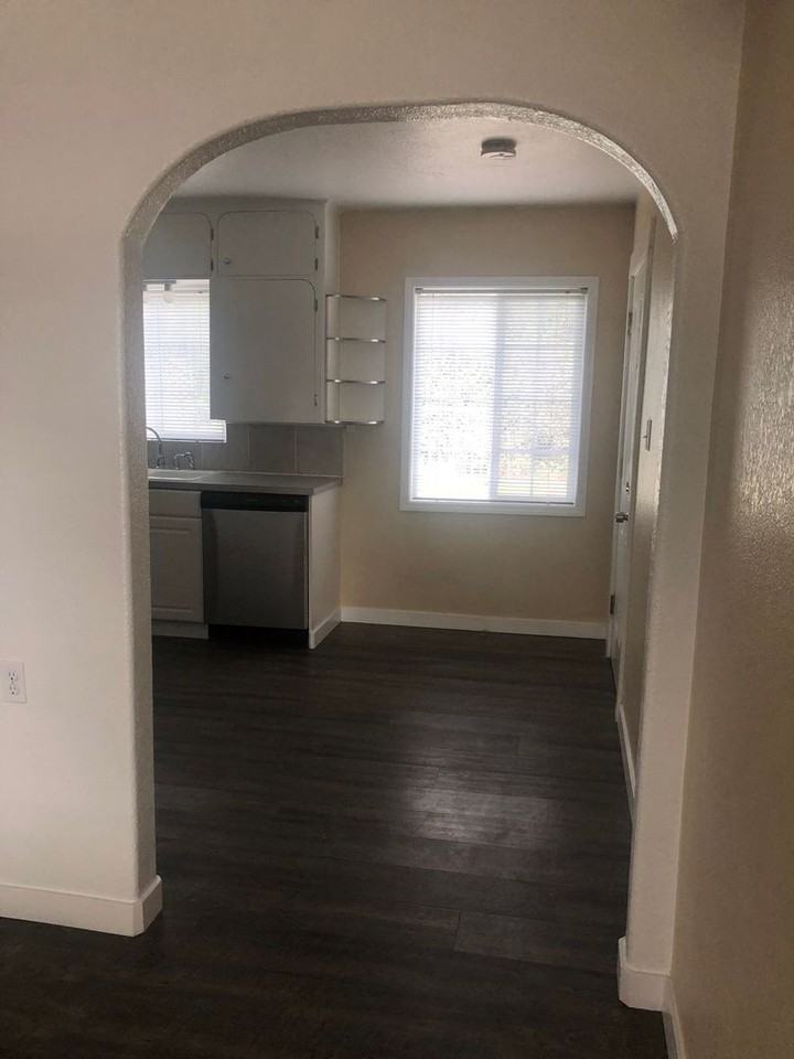 211 Pine St Ne - Photo 3 of 28