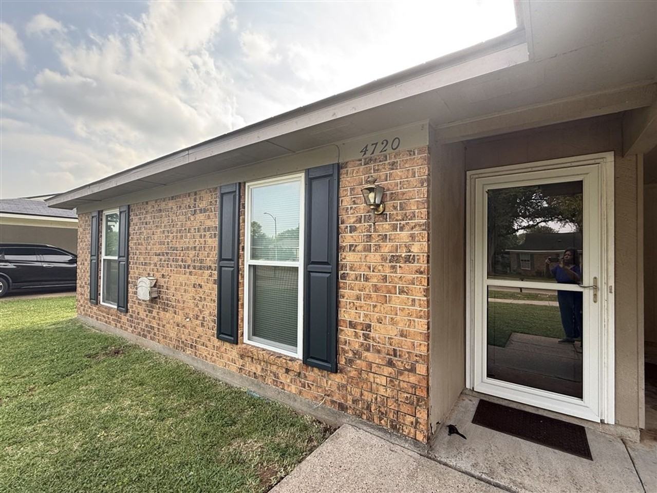 4720 Longstreet Pl - Photo 2 of 40