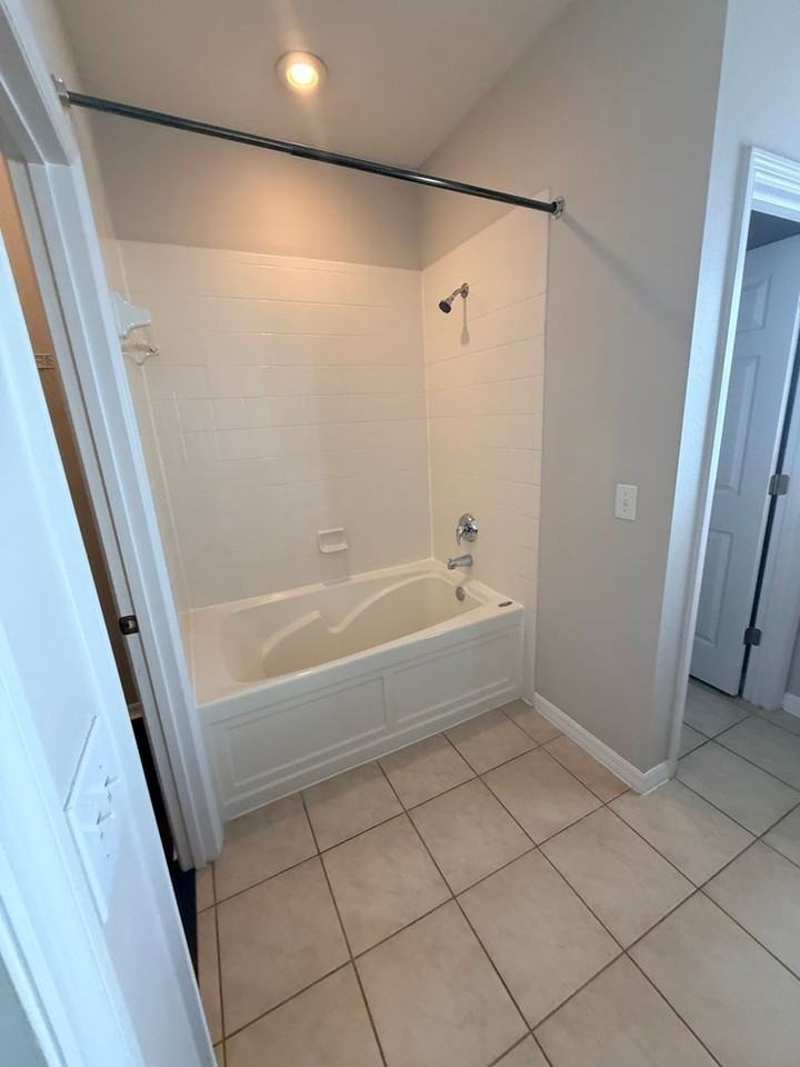 1110 Oak Pond Dr - Photo 6 of 31