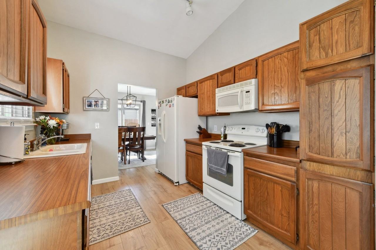 11770 E Asbury Ave - Photo 4 of 29