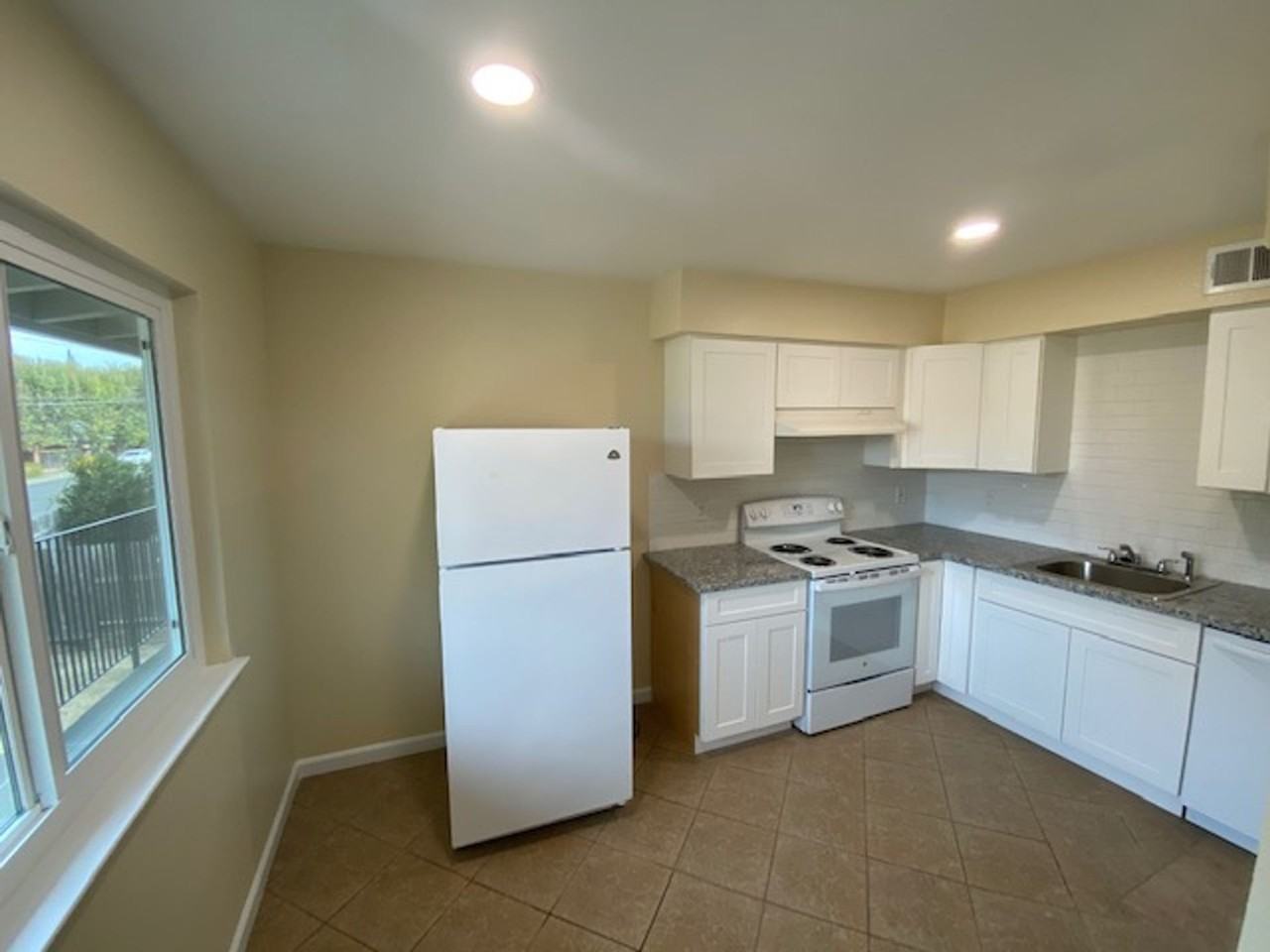 5712 Kenneth Ave - Photo 4 of 24