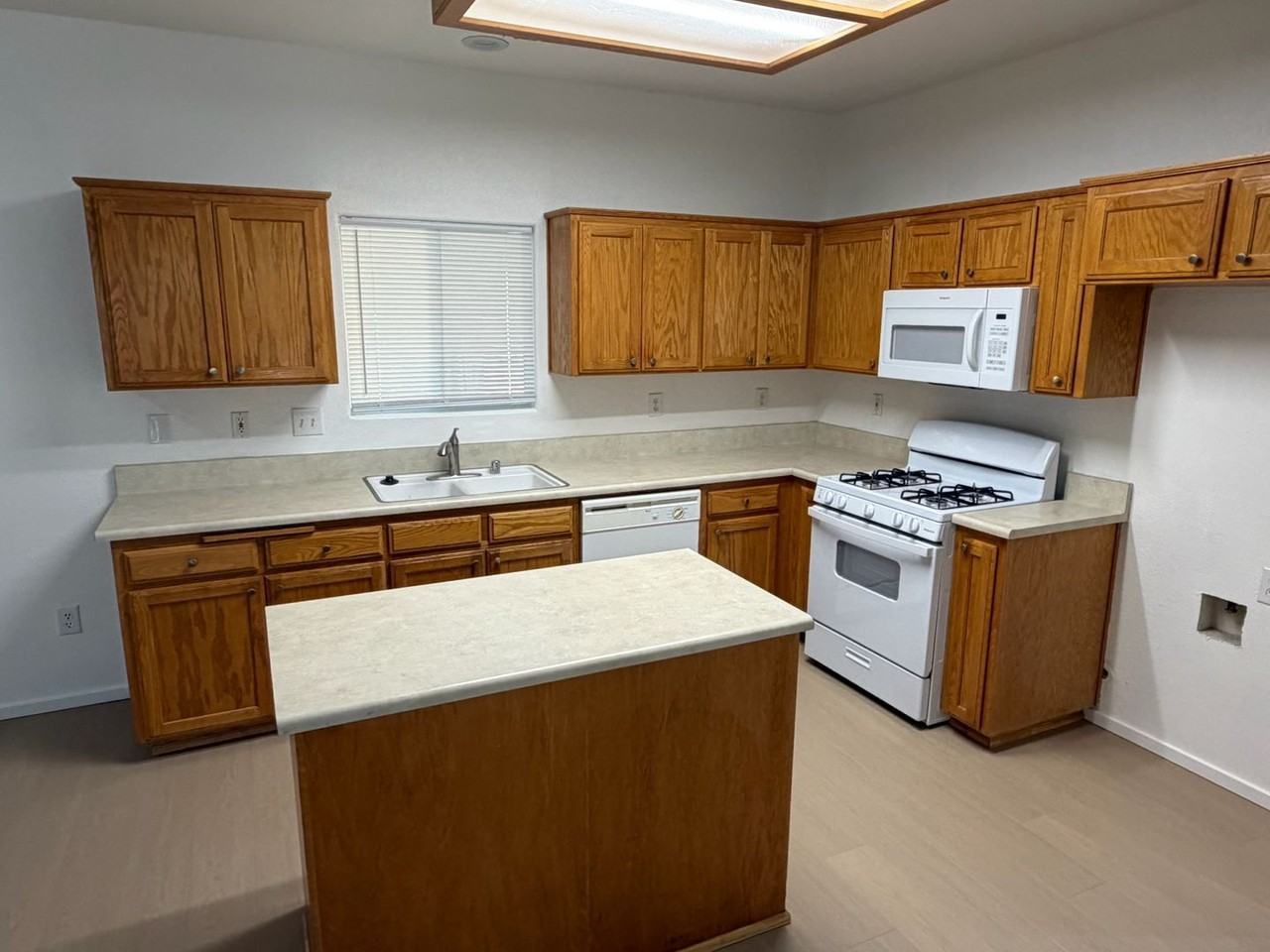 1303 Vine St - Photo 5 of 17