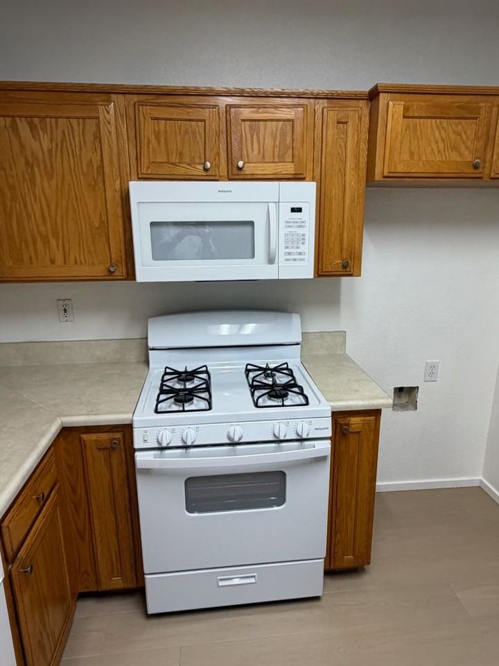 1303 Vine St - Photo 7 of 17