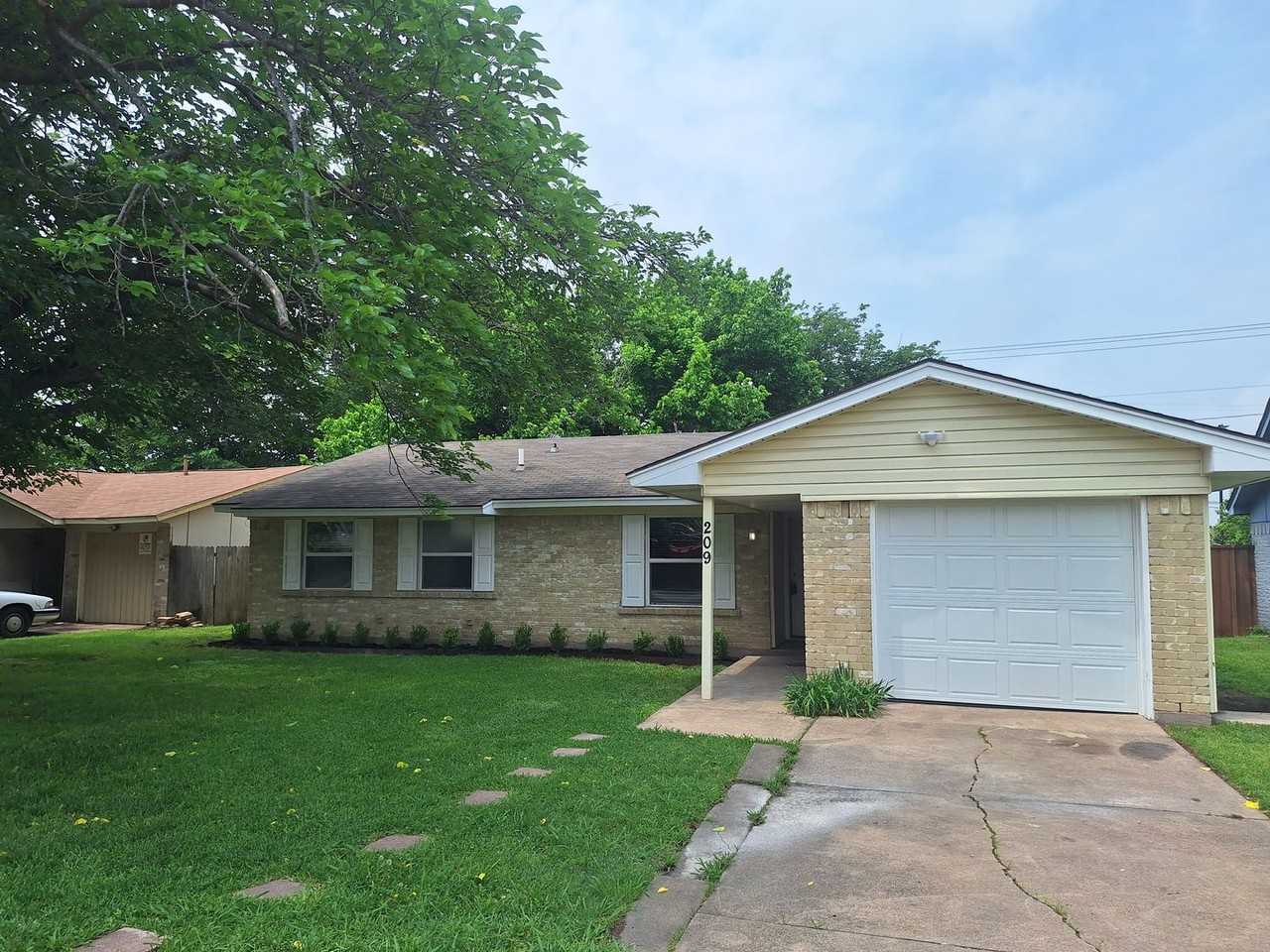 209 Heather Dr - Photo 2 of 25