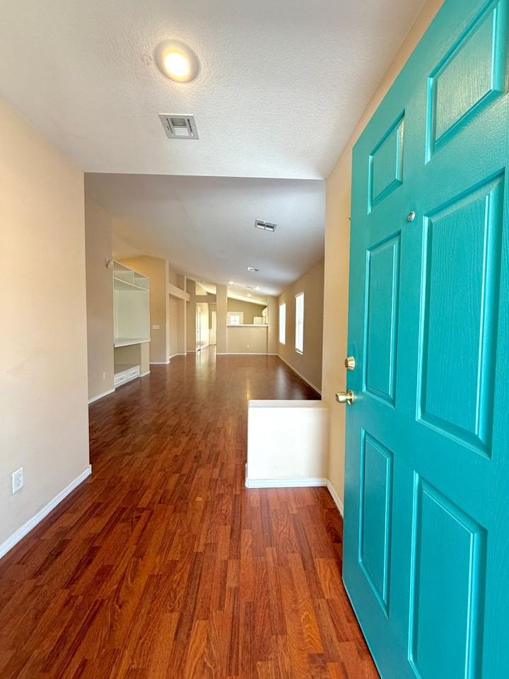 1420 Dream Bridge Dr - Photo 3 of 36
