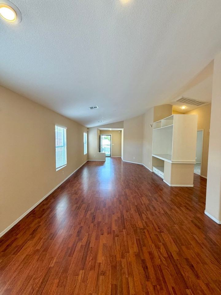 1420 Dream Bridge Dr - Photo 5 of 36