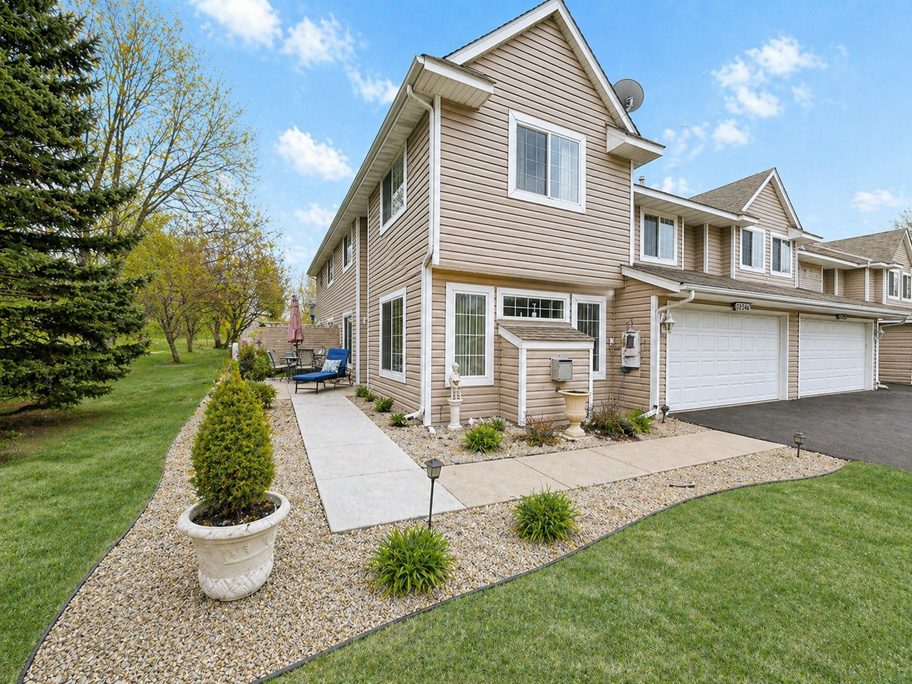 12346 Zealand Cir N - Photo 2 of 21