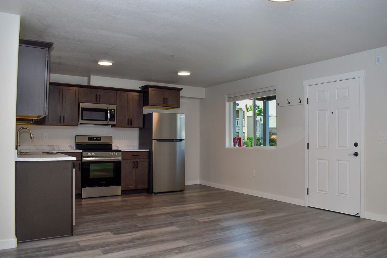 1985 Skypark Dr - Photo 3 of 13