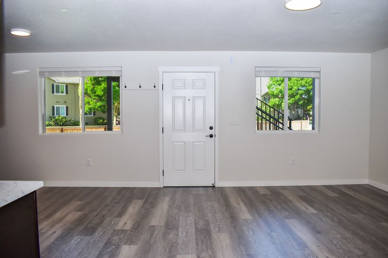 1985 Skypark Dr - Photo 7 of 13