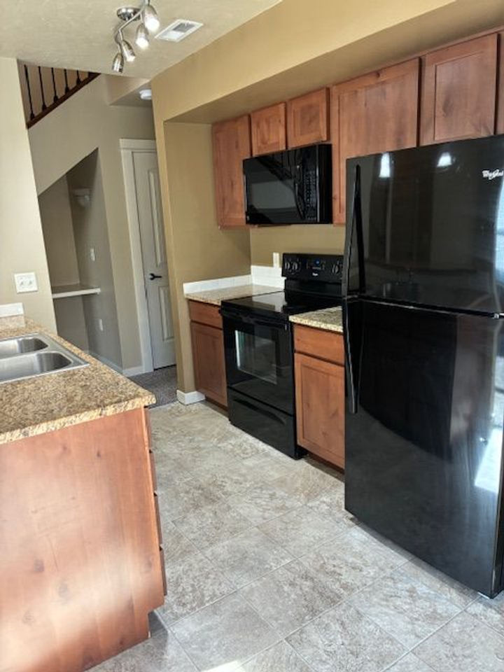 8920 W Shellie Ln - Photo 4 of 24