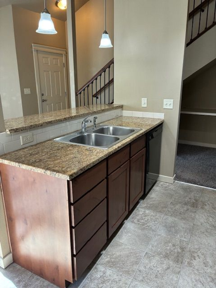 8920 W Shellie Ln - Photo 5 of 24