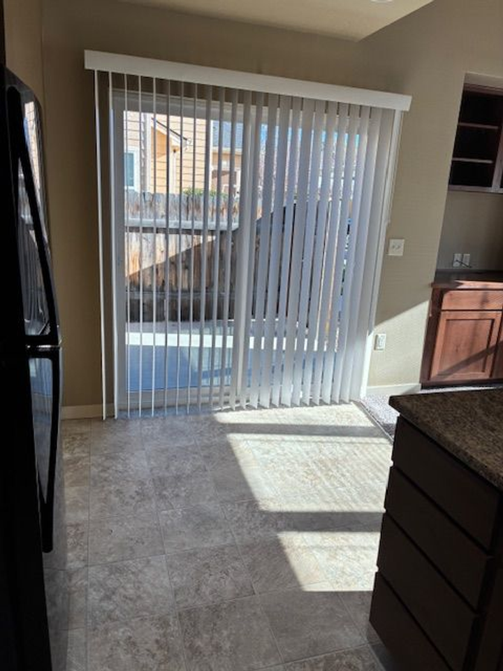 8920 W Shellie Ln - Photo 7 of 24