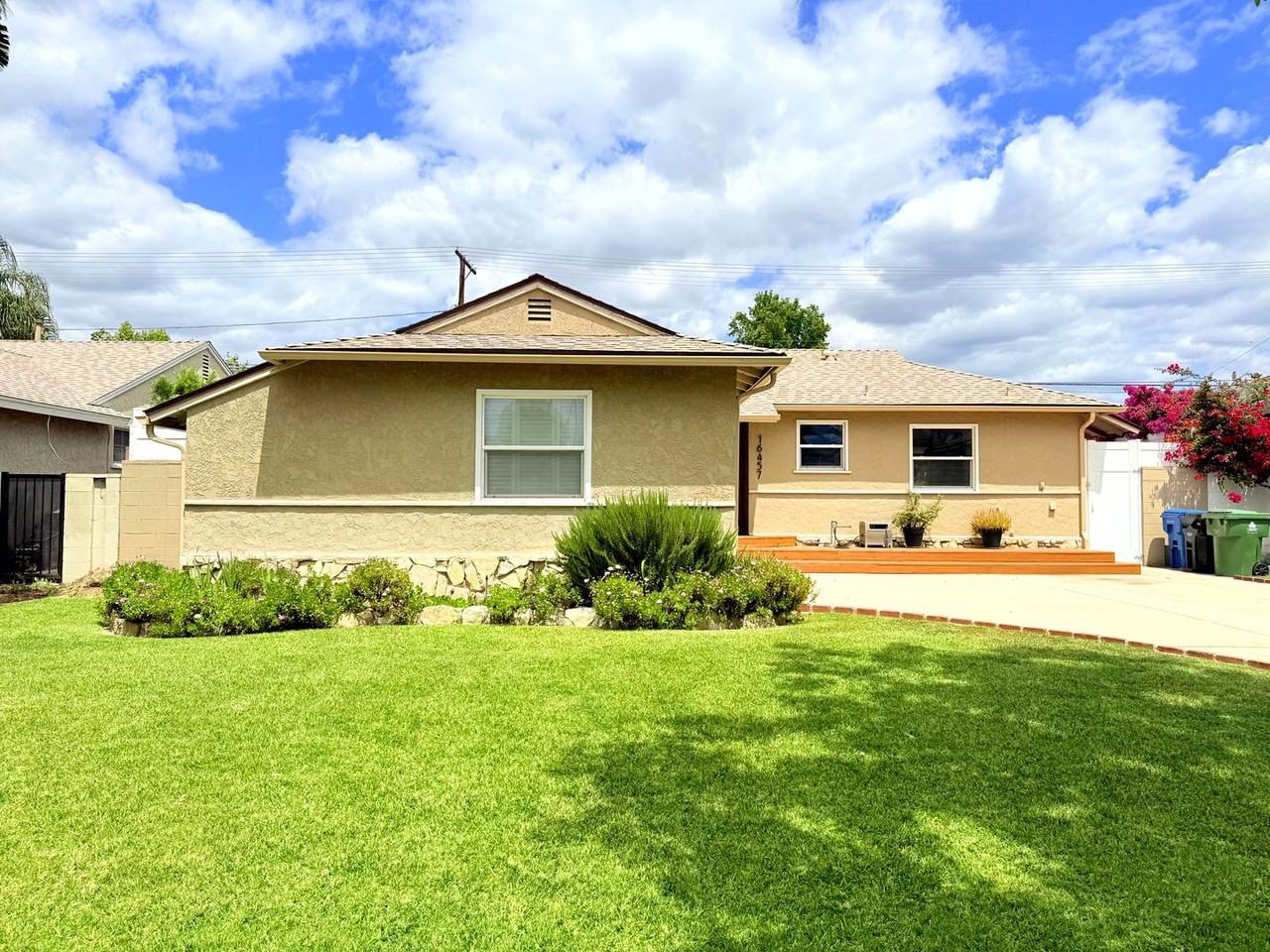 16457 Gledhill St - Photo 2 of 39